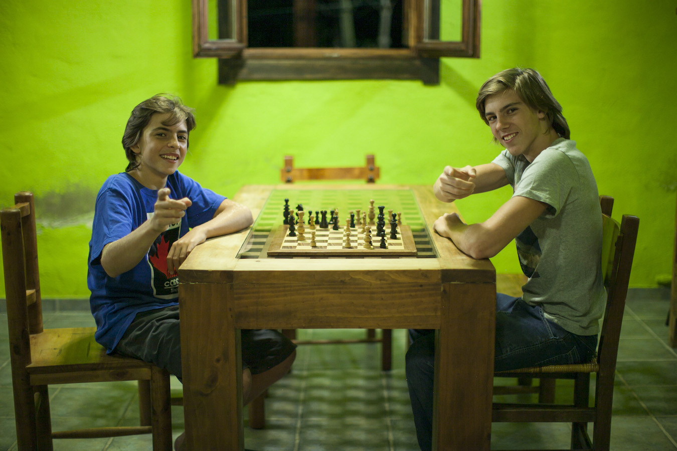 Andoni y Bittor jugando al ajedrez / ©dokumalia